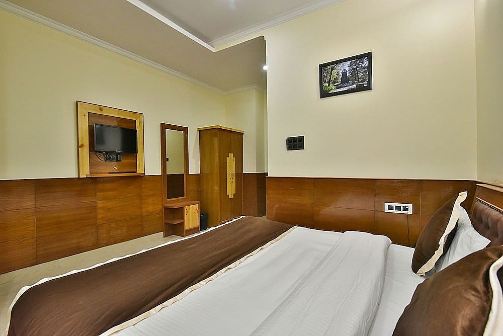 The Posh Hotel | Heart of Mall Road, Hassle-Free Covered Parking Standard  Room 7