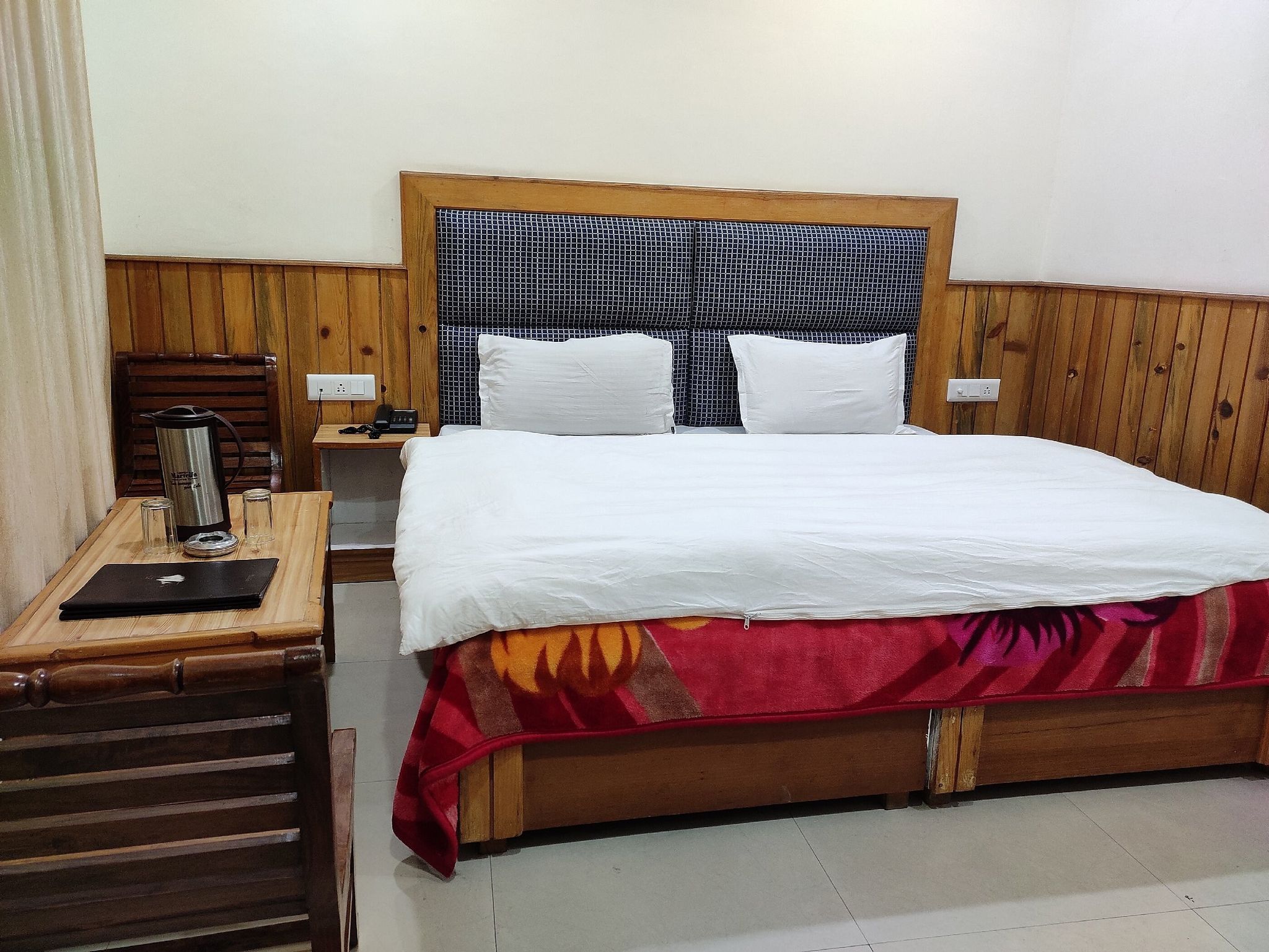 The Posh Hotel | Heart of Mall Road, Hassle-Free Covered Parking Standard  Room 4