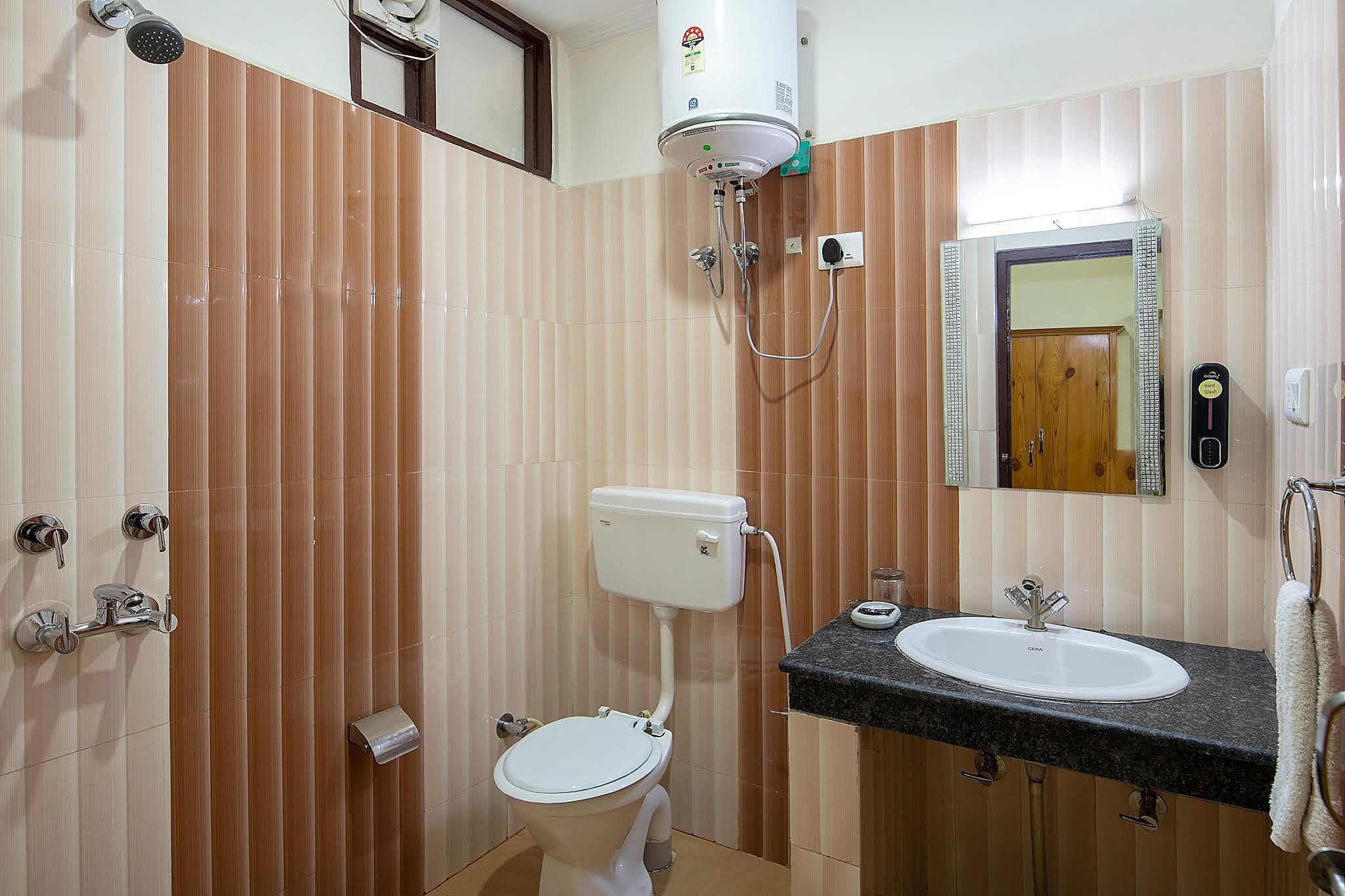 The Posh Hotel | Heart of Mall Road, Hassle-Free Covered Parking Standard  Room 10