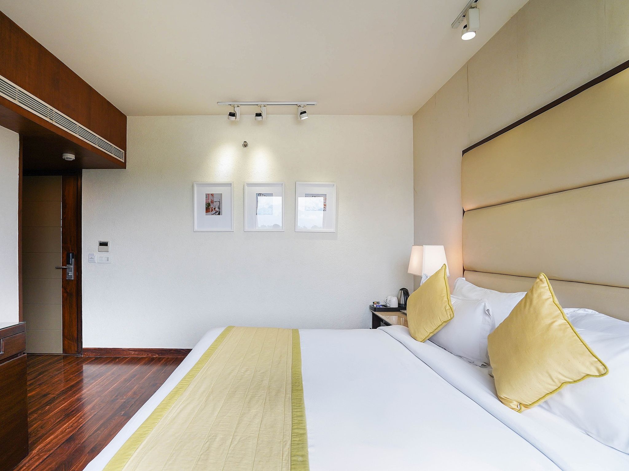 Ida Deluxe Double Room 5
