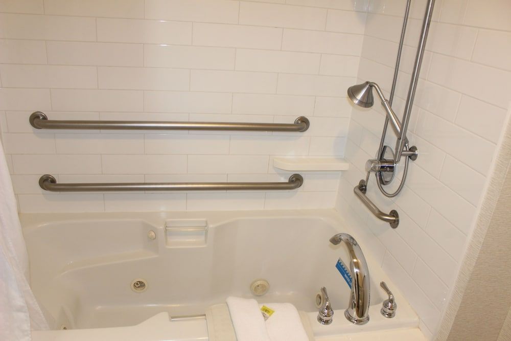 Suite, 1 King Bed, Accessible Bathtub (Mobility)