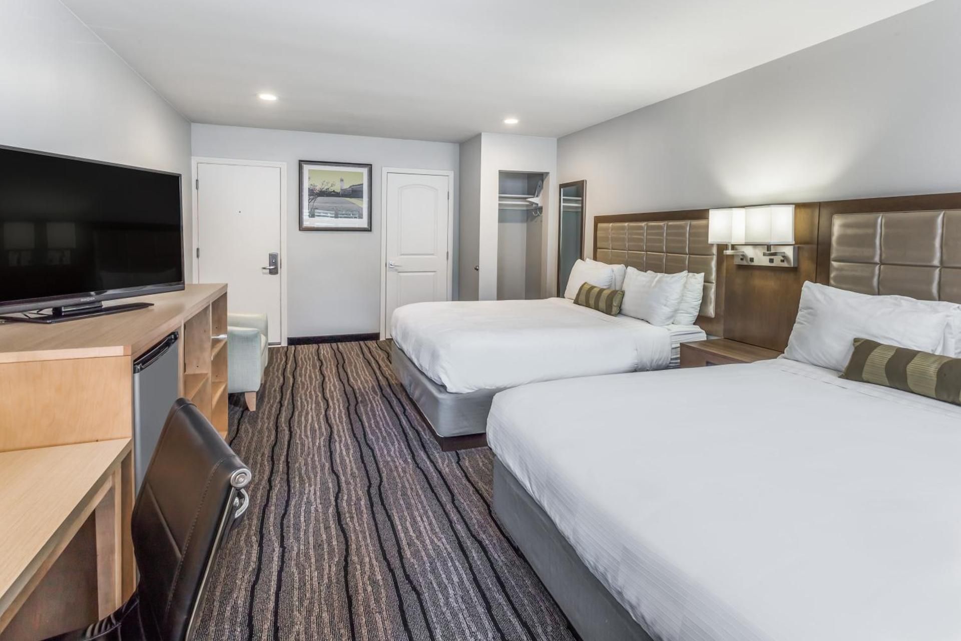2 Queen Beds, Nonsmoking, Love Seat