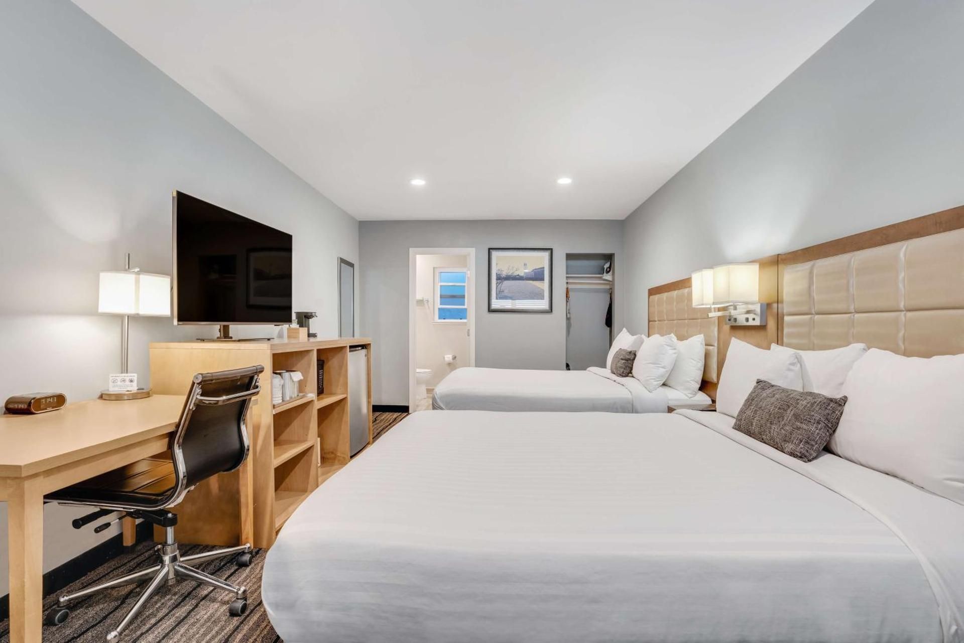 2 Queen Beds, Nonsmoking, Love Seat