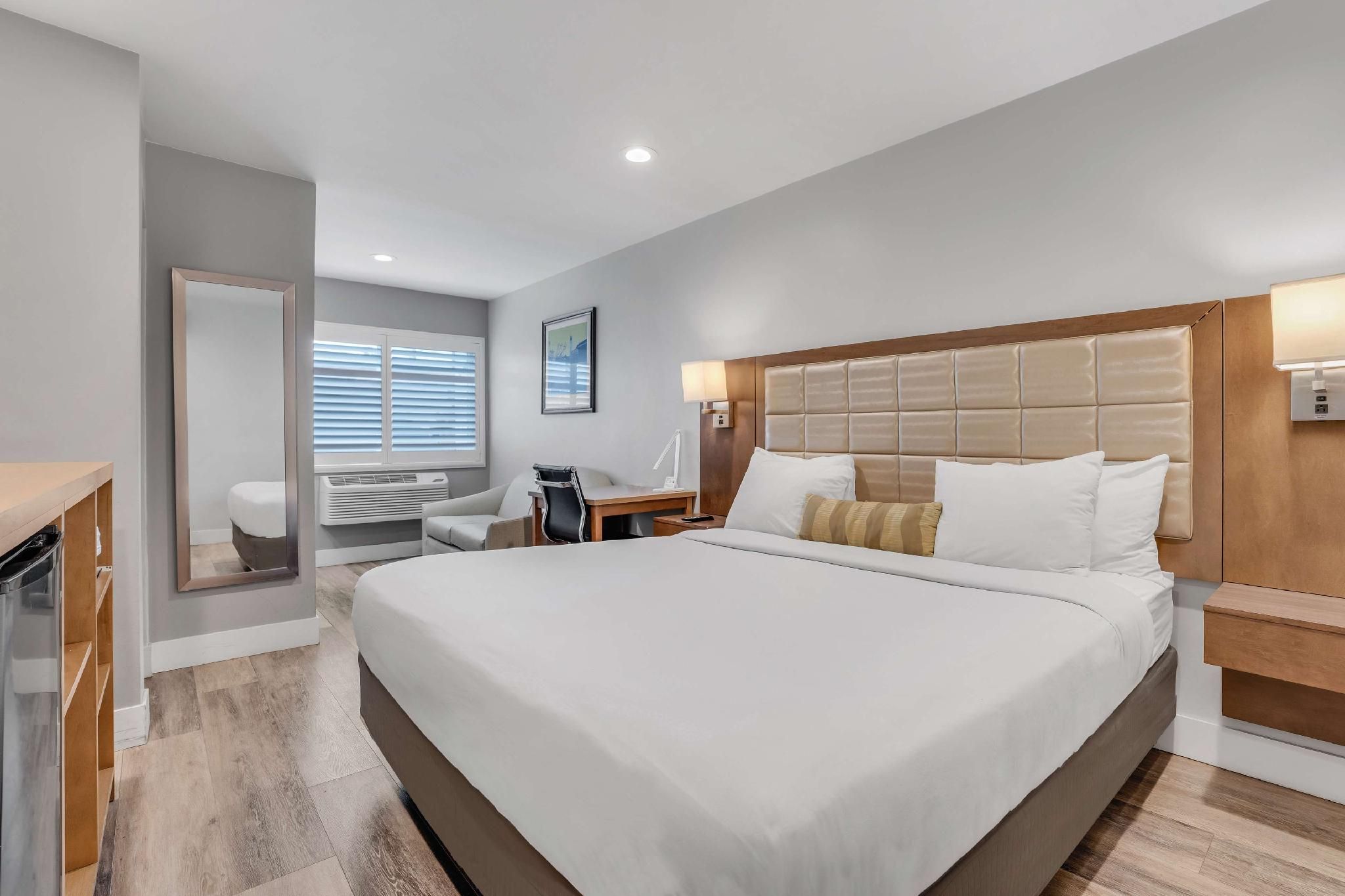 1 King Bed, Nonsmoking, Couch