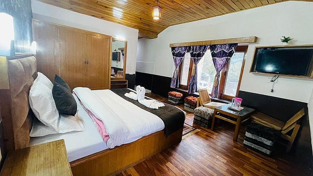 undefined Hotel Hilltop At Mall Road With Open Terrace 6