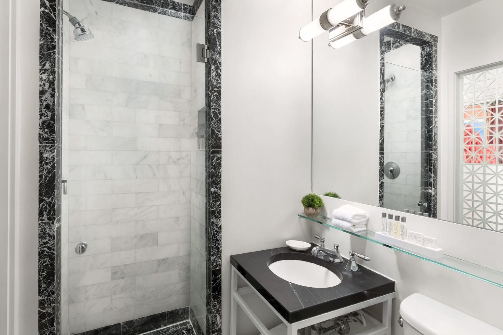 Mobility Accessible Bathtub Parisian Queen