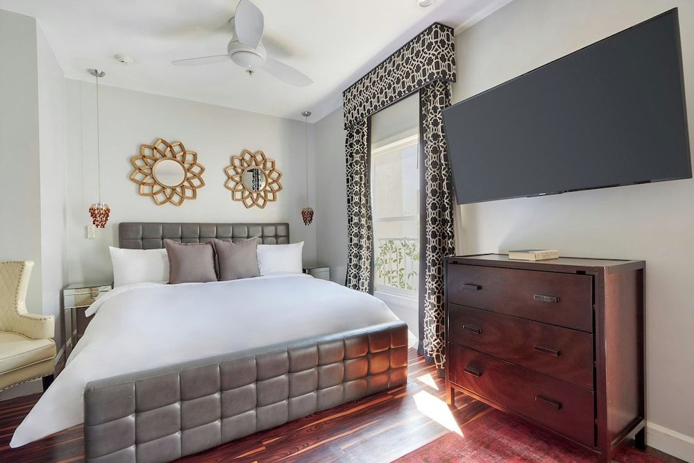 The Crescent Hotel Beverly Hills, Sonder by Marriott Bonvoy Superior Room, 1 King Bed with Sofa bed 3