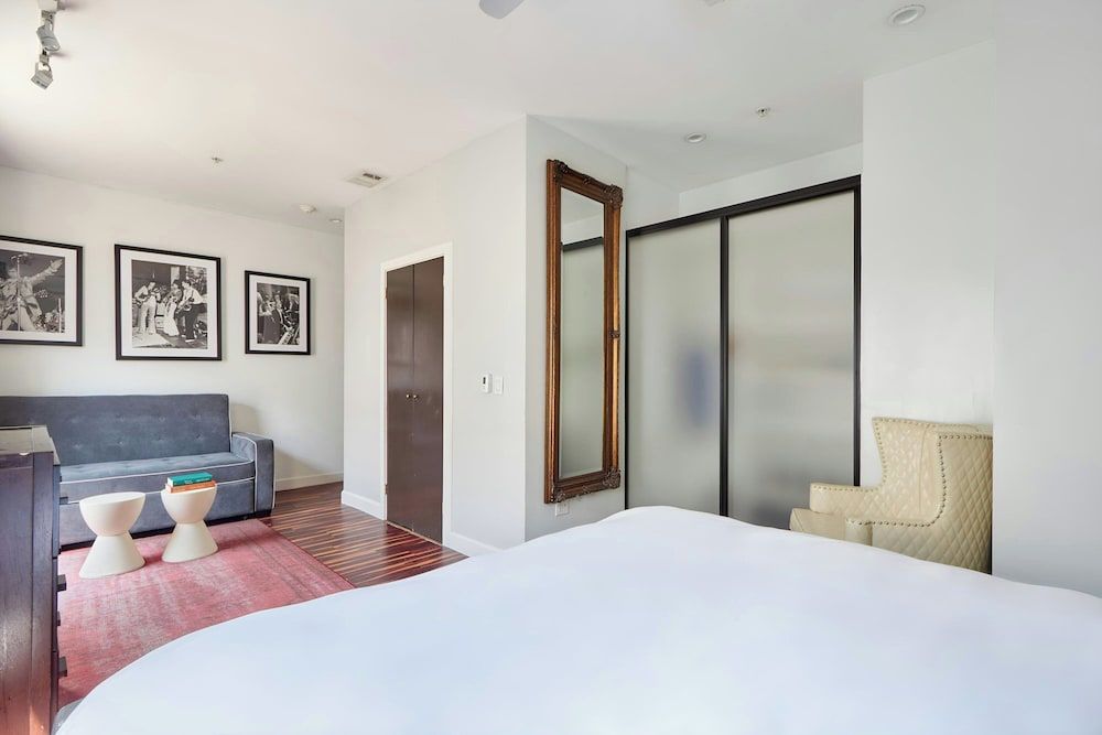 The Crescent Hotel Beverly Hills, Sonder by Marriott Bonvoy Superior Room, 1 King Bed with Sofa bed 8