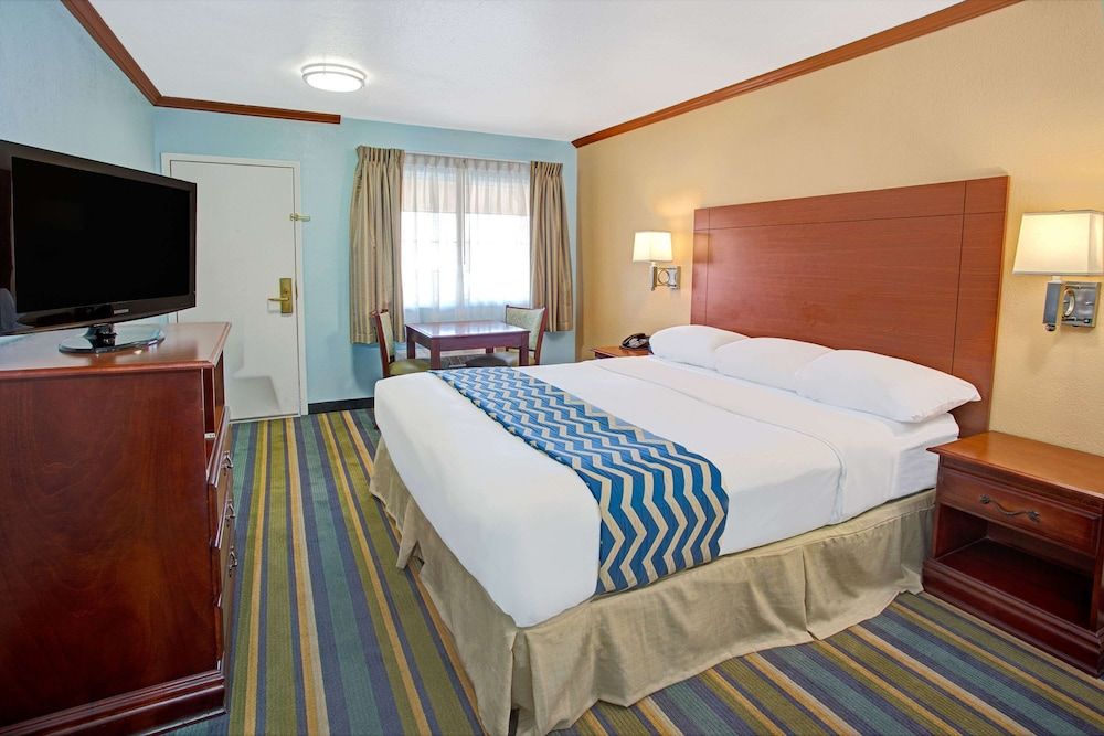 Room, 1 King Bed, Non Smoking