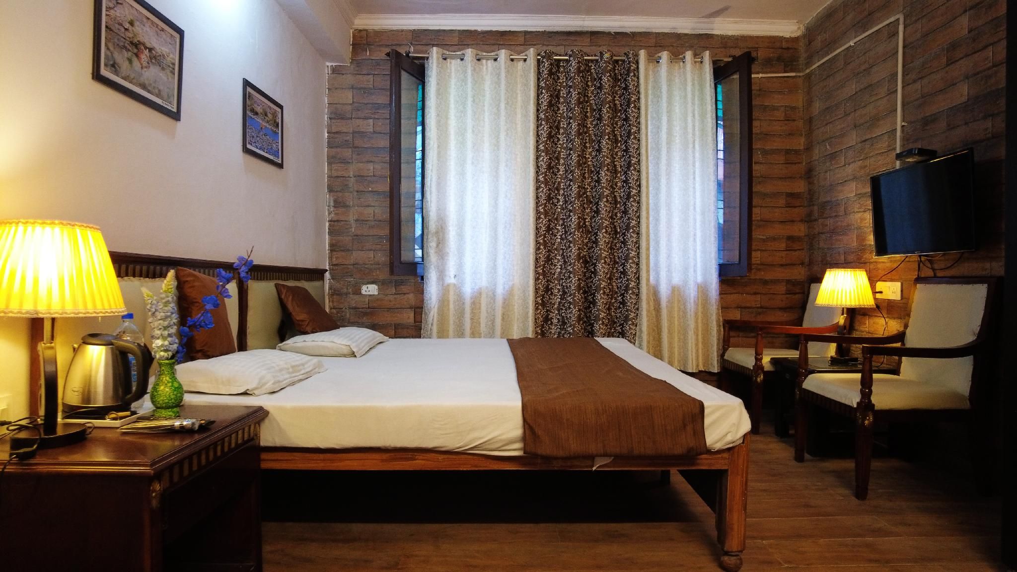 Nainital Willows - Lake View rooms Standard Room - Non Lake View 9