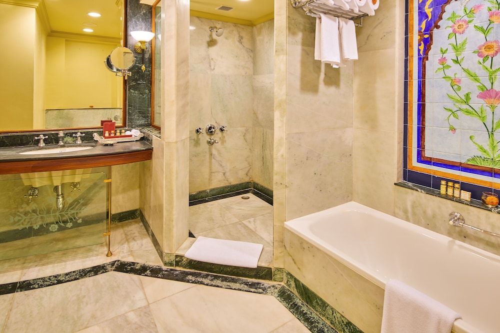 Royal Suite With Bathtub