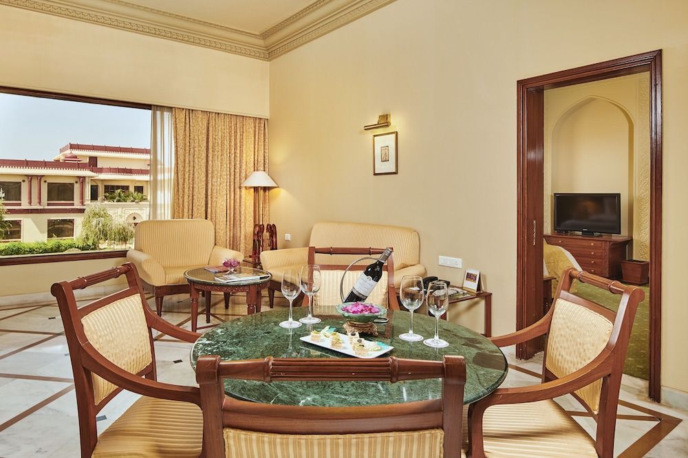 Princely Suite With Bathtub