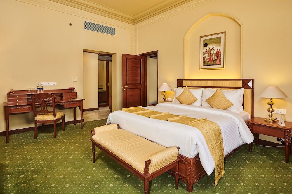 Royal Courtyard King Bed Or Twin Bed