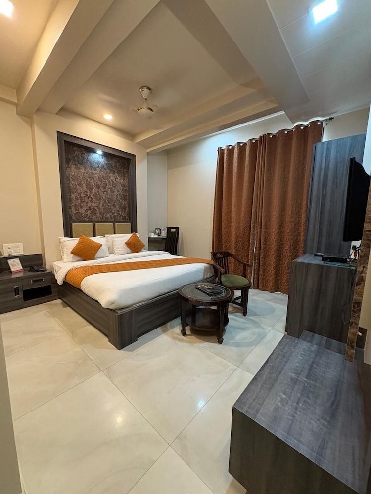 Hotel Ozas Grand Deluxe Double Room, 1 Queen Bed, Smoking, City View 3