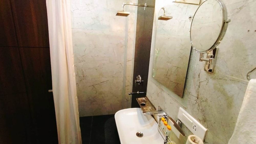 Hotel Ozas Grand Deluxe Double Room, 1 Queen Bed, Smoking, City View 14