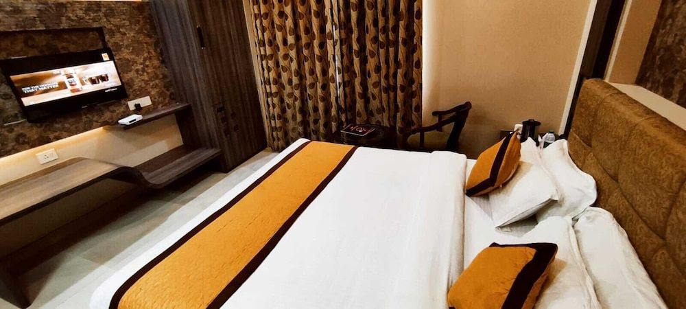 Hotel Ozas Grand Deluxe Double Room, 1 Queen Bed, Smoking, City View 5