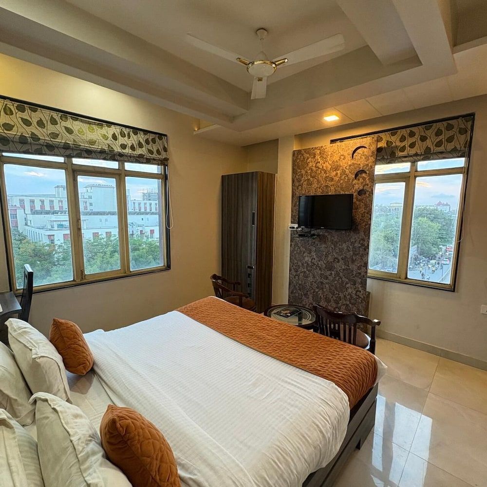 Hotel Ozas Grand Deluxe Double Room, 1 Queen Bed, Smoking, City View 2