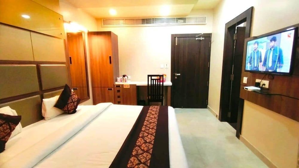 Hotel Ozas Grand Deluxe Double Room, 1 Queen Bed, Smoking, City View 13