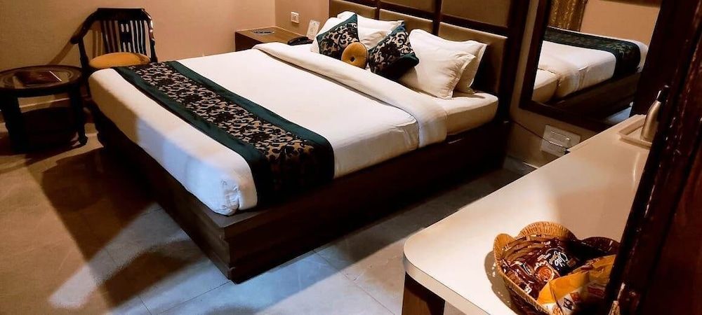 Hotel Ozas Grand Deluxe Double Room, 1 Queen Bed, Smoking, City View 12