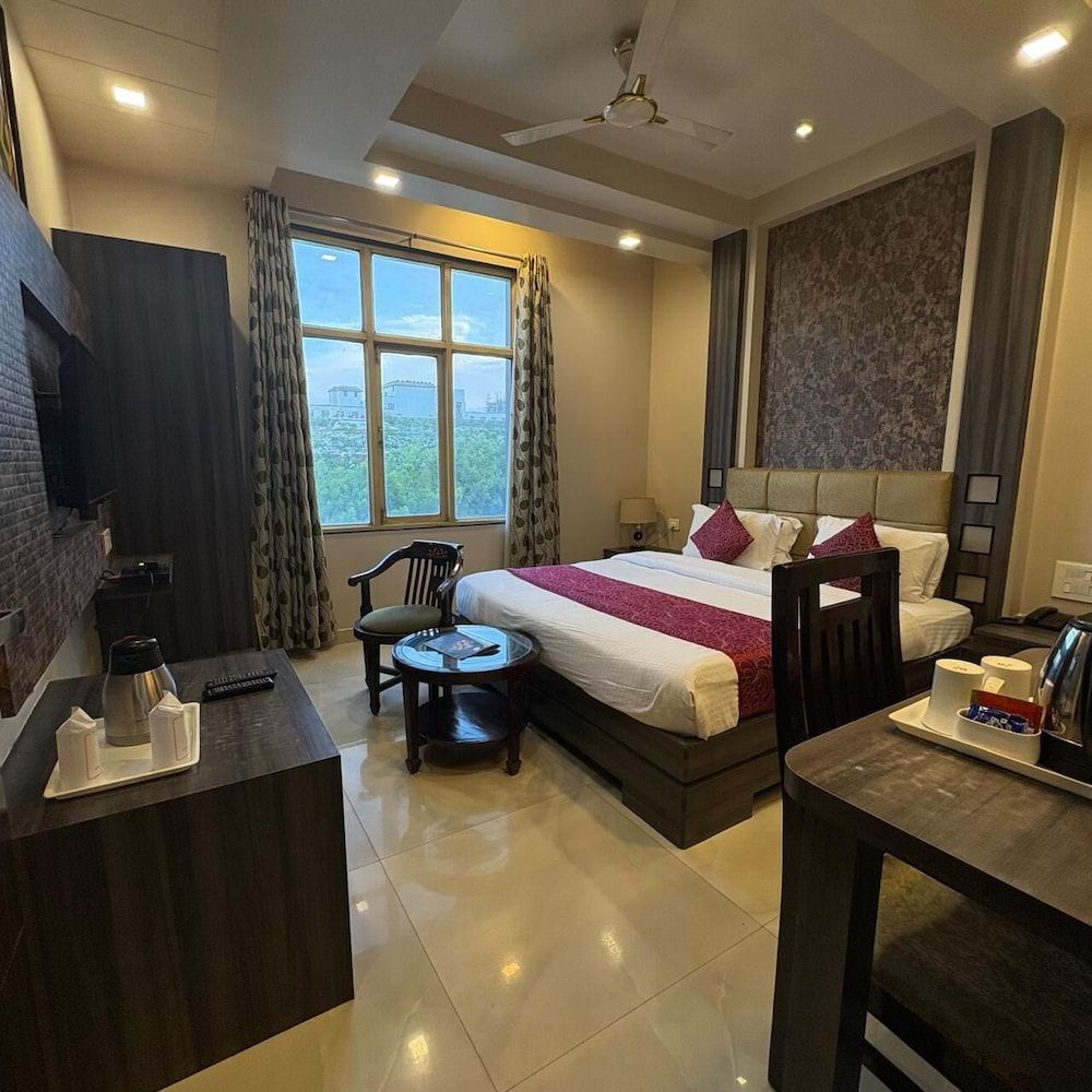 Hotel Ozas Grand Deluxe Double Room, 1 Queen Bed, Smoking, City View 7