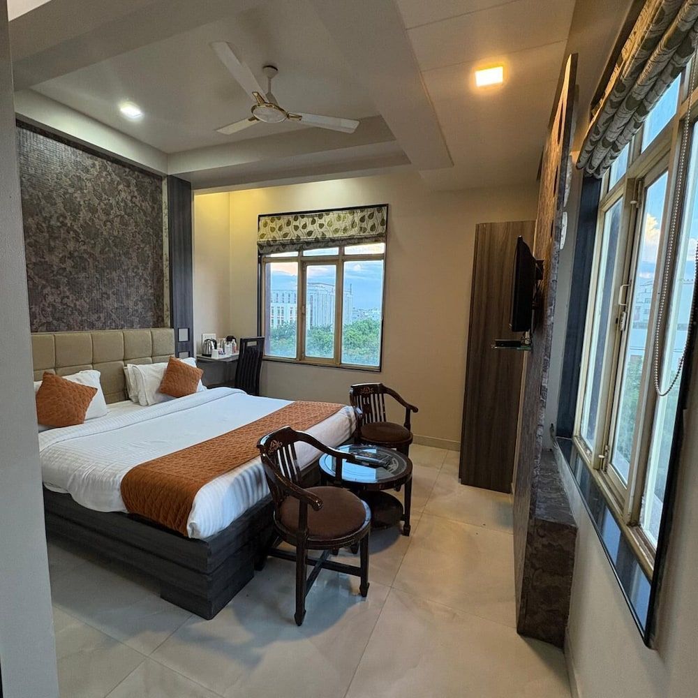 Hotel Ozas Grand Deluxe Double Room, 1 Queen Bed, Smoking, City View 8