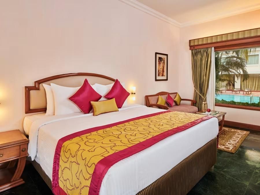 Deluxe King Pool View Room