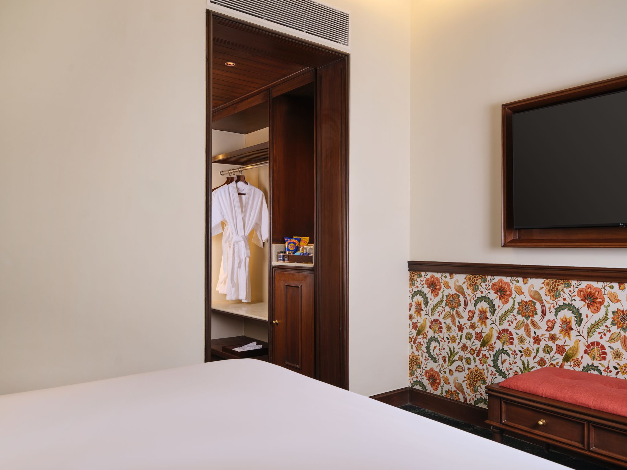 The Ummed Ahmedabad Airport Premier King Garden View Room 3