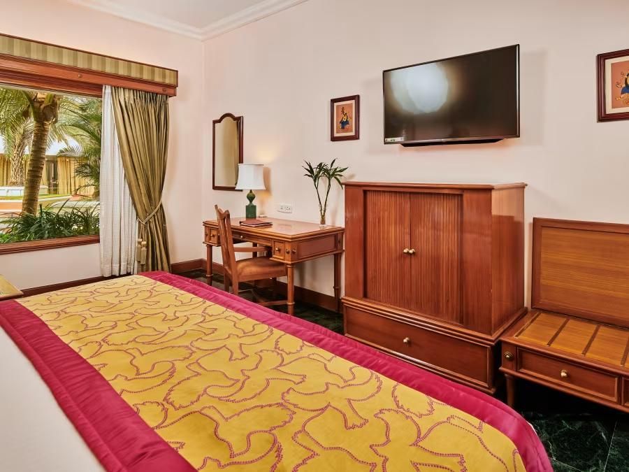 Deluxe King Pool View Room