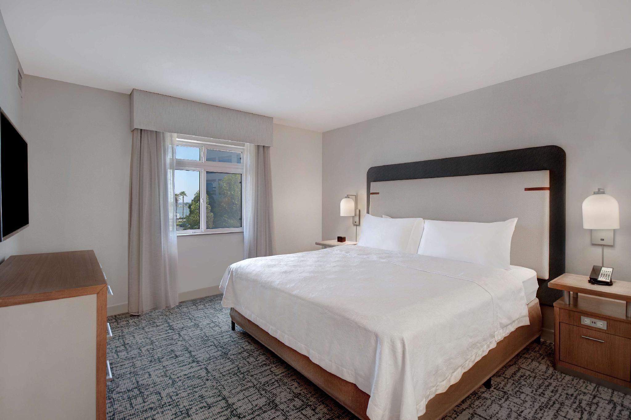 1 King Bed Premium 1 Bedroom Suite Nonsmoking