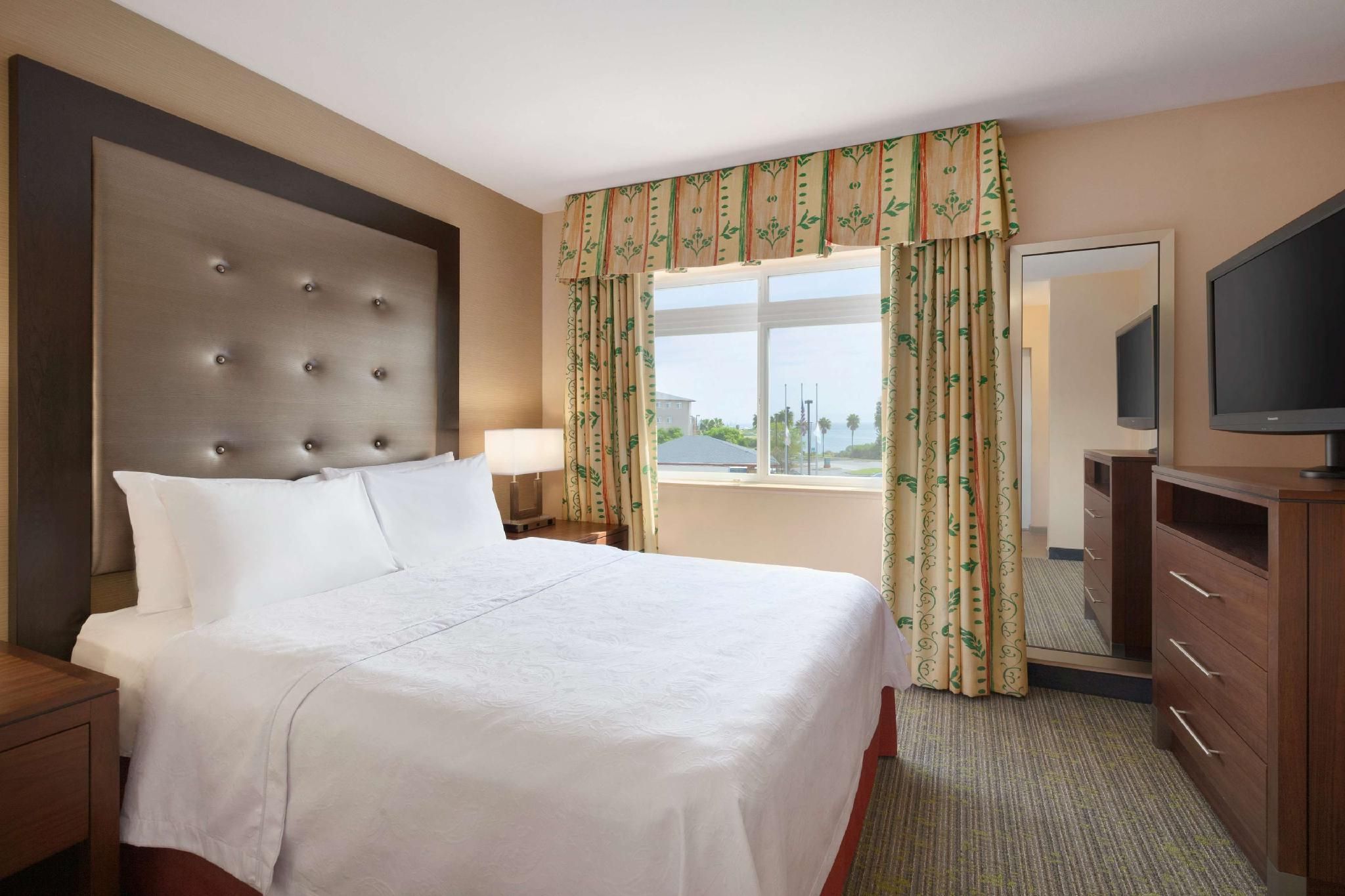 1 King/1qn Hearing Accessible Suite 2 Bdrm Nsmk