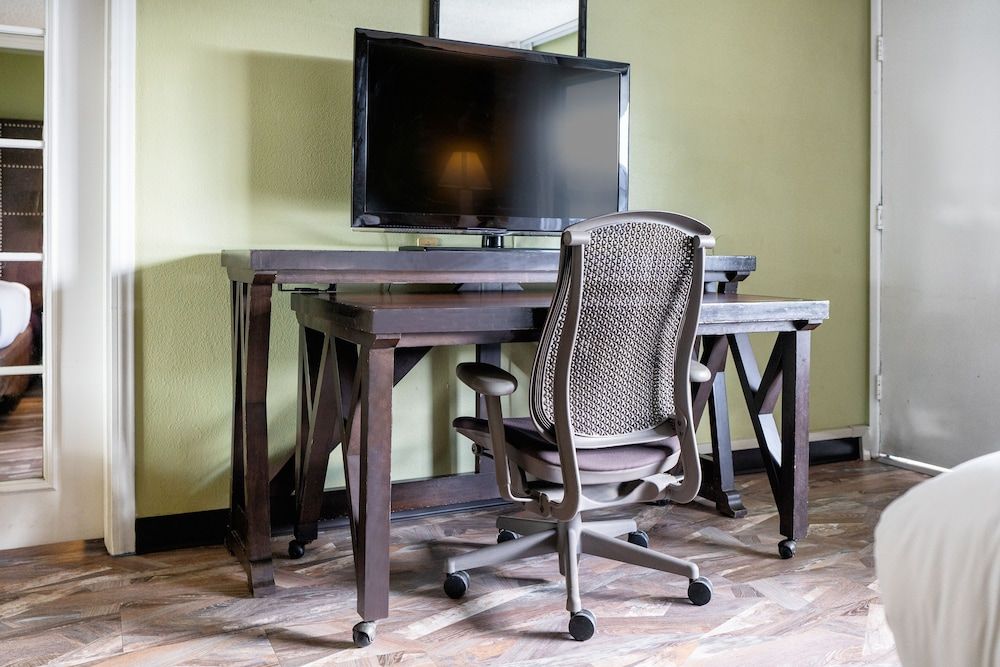 The Buena Park Hotel & Suites Deluxe Triple Room 7