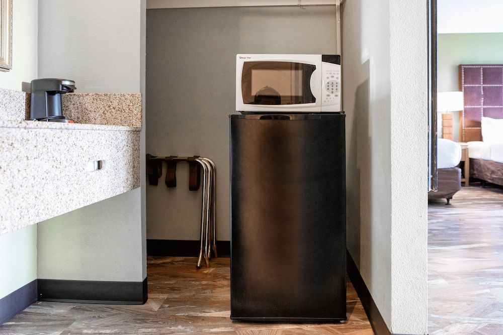 The Buena Park Hotel & Suites Deluxe Triple Room 8