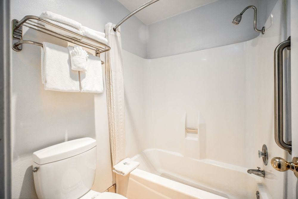 The Buena Park Hotel & Suites Deluxe Triple Room 5