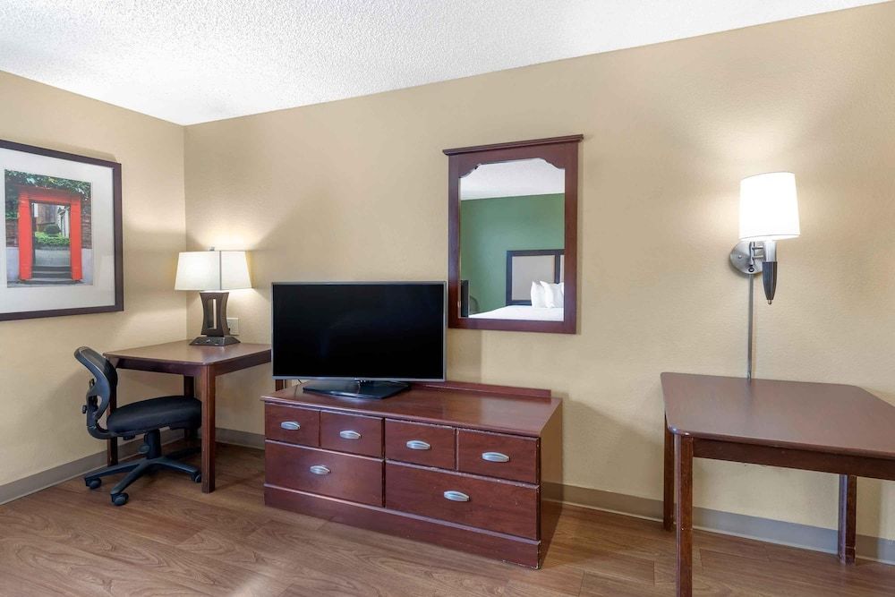 Extended Stay America Suites Los Angeles Burbank Airport Studio, 1 Queen Bed, Non Smoking 4