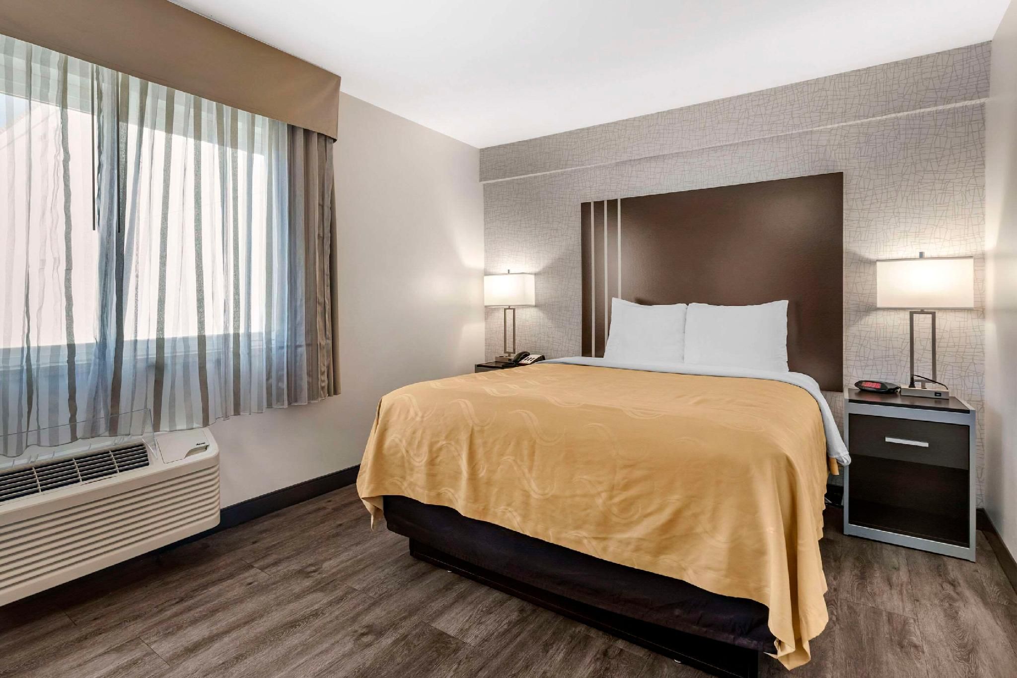 1 Queen Bed, Business Room, Suite, Nonsmoking