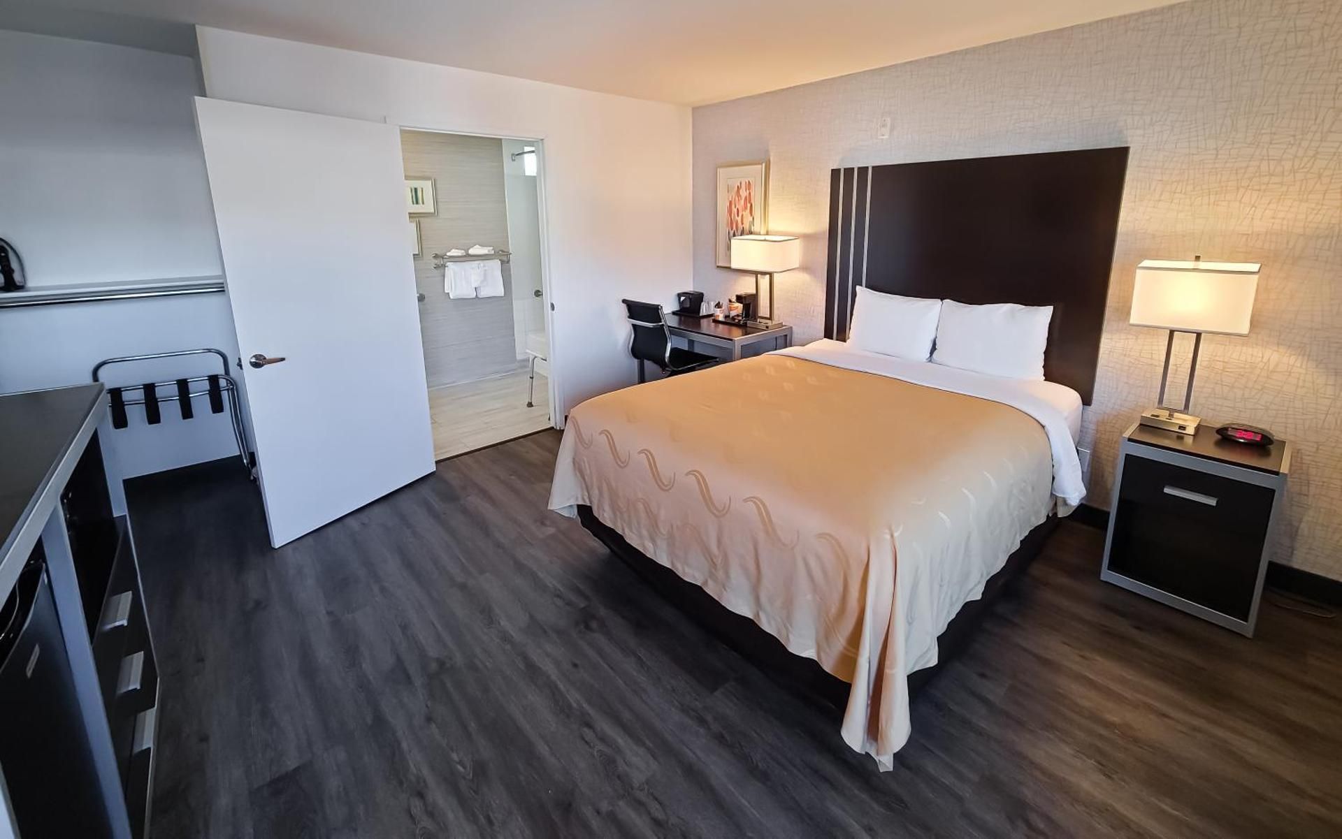 1 Queen Bed, Nonsmoking, Accessible