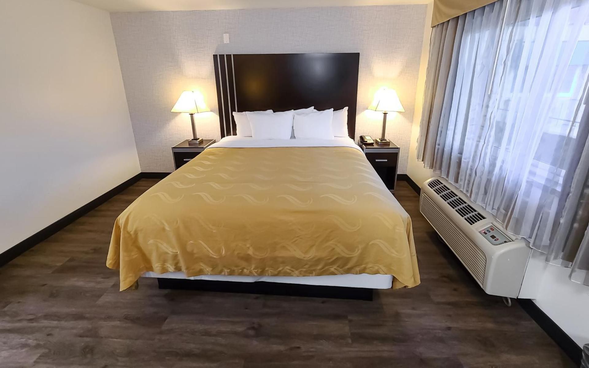 1 King Bed, Business Room, Nonsmoking