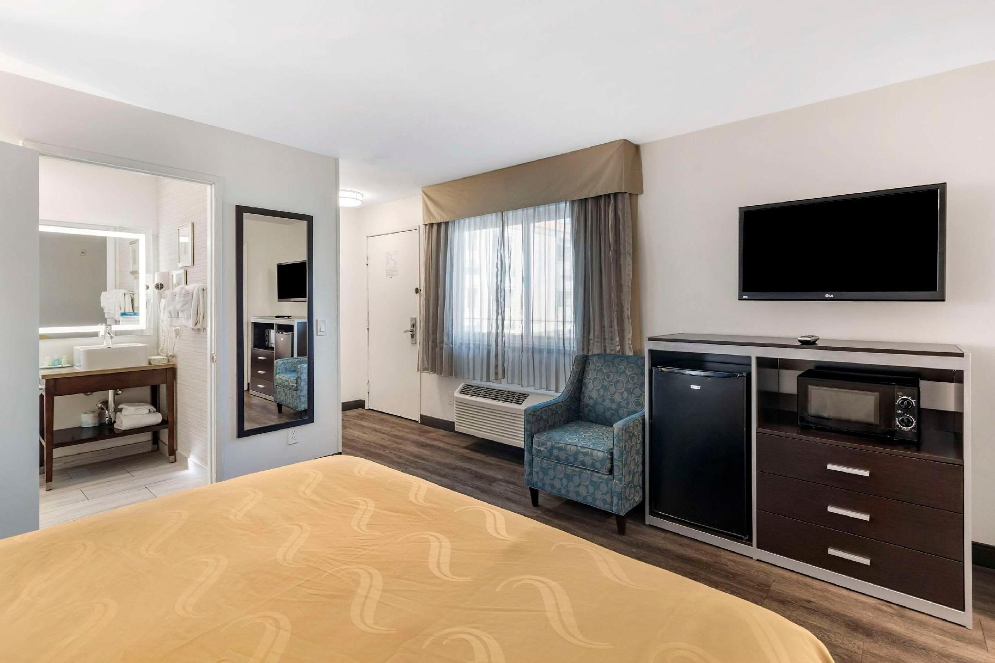 2 Queen Beds, Suite, Nonsmoking