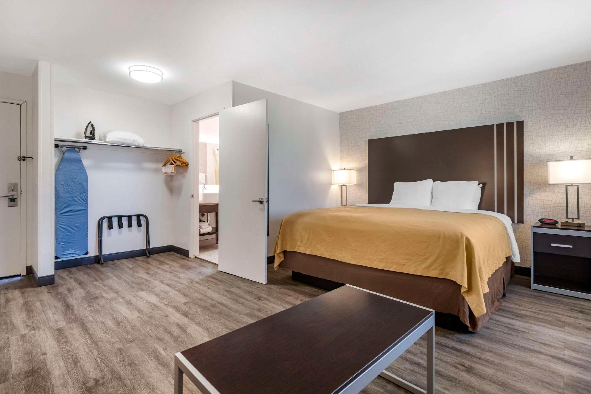 1 King Bed, Suite, Nonsmoking