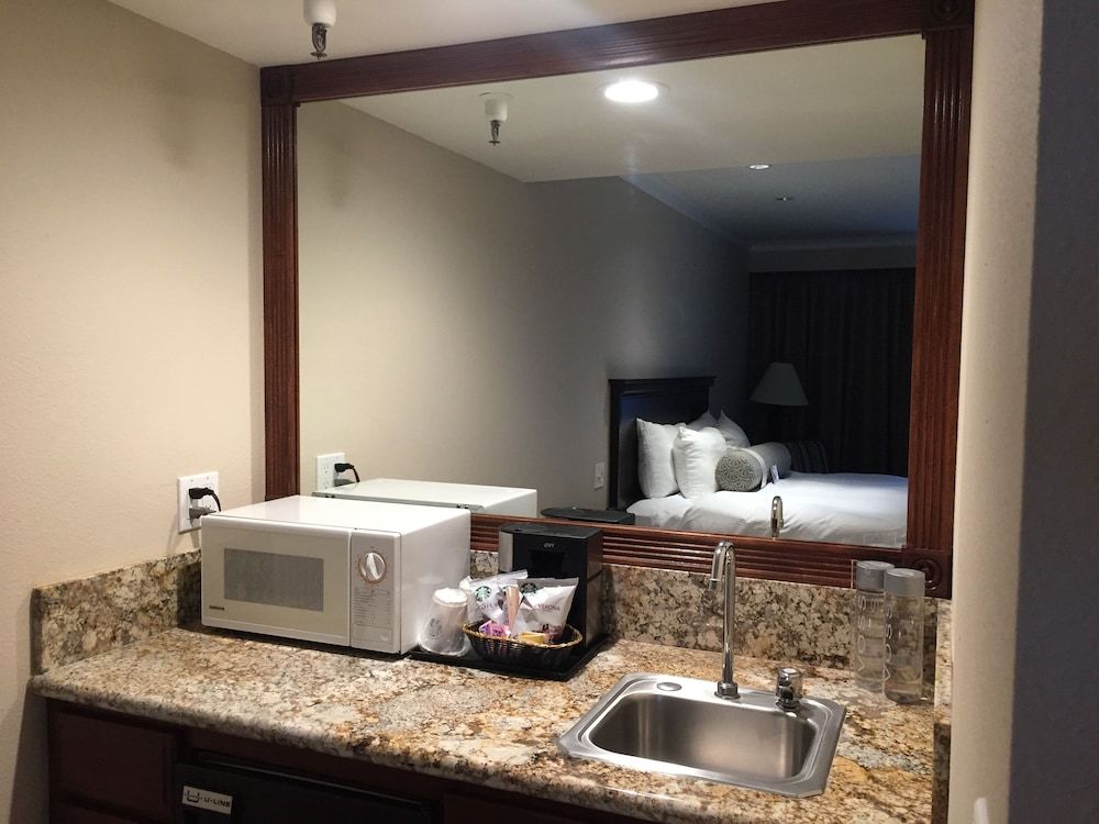 Coast Burbank Hotel Room, 1 King Bed (Coast King with Wetbar) 3