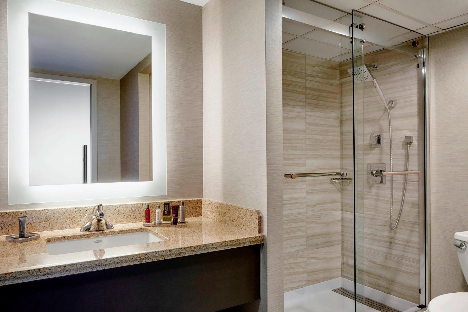 Executive Suite, 1 King, Sofa bed, Waterfront