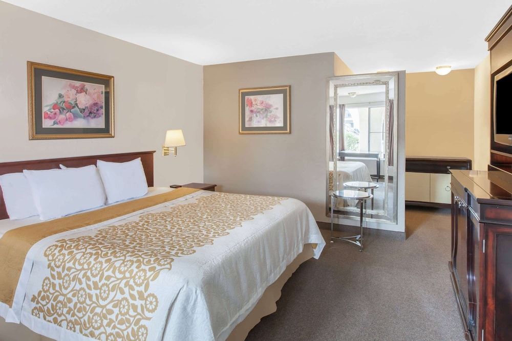 Room, 1 King Bed, Accessible, Non Smoking (Mobility)