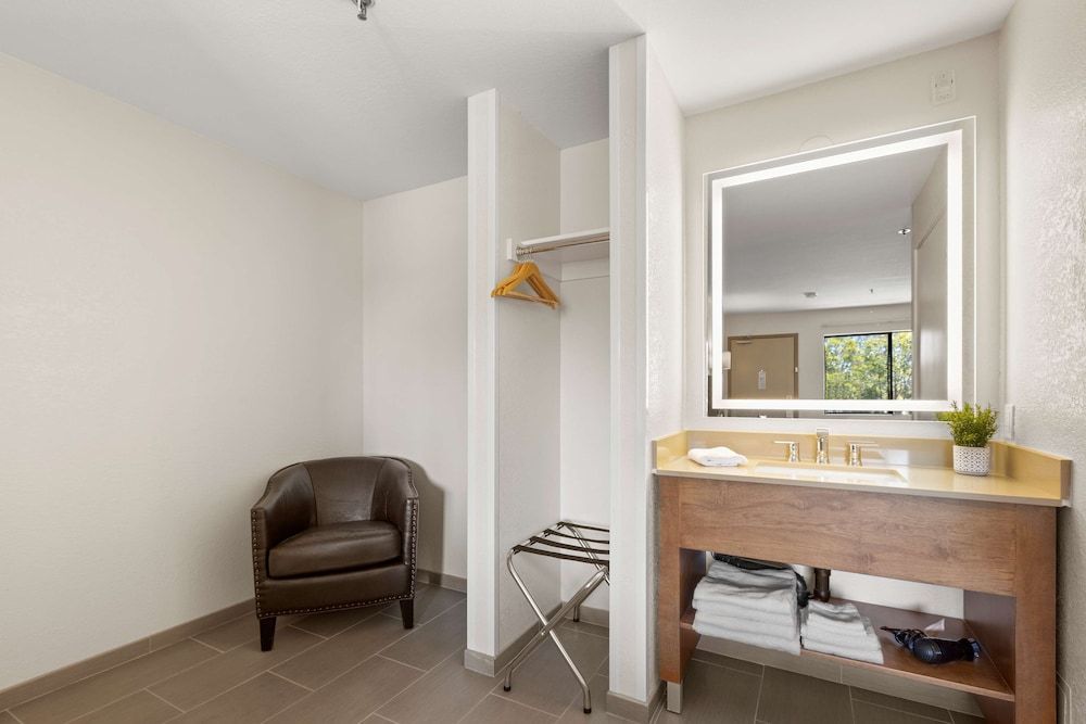 Good Nite Inn Camarillo Deluxe Room, 2 Queen Beds 4