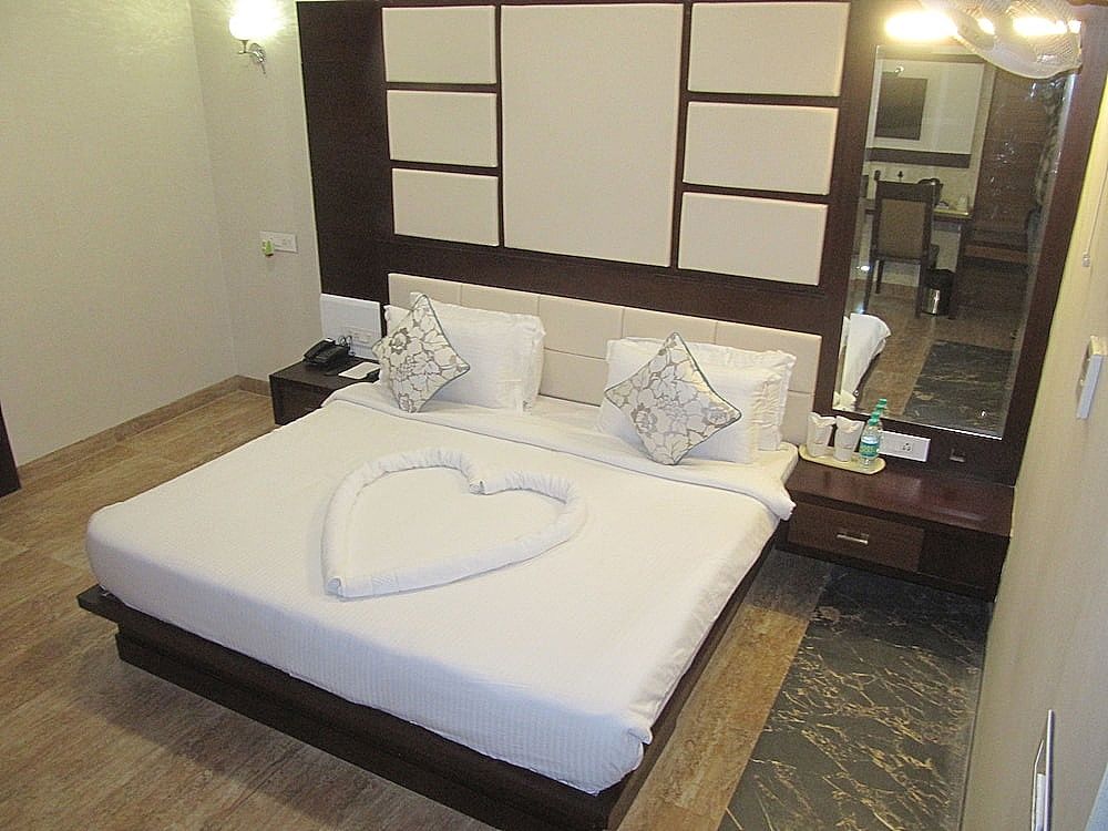 Hotel Landmark Luxury Double or Twin Bed Room 3