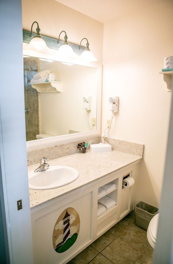 Sea Otter Inn Traditional Room, 1 King Bed 4