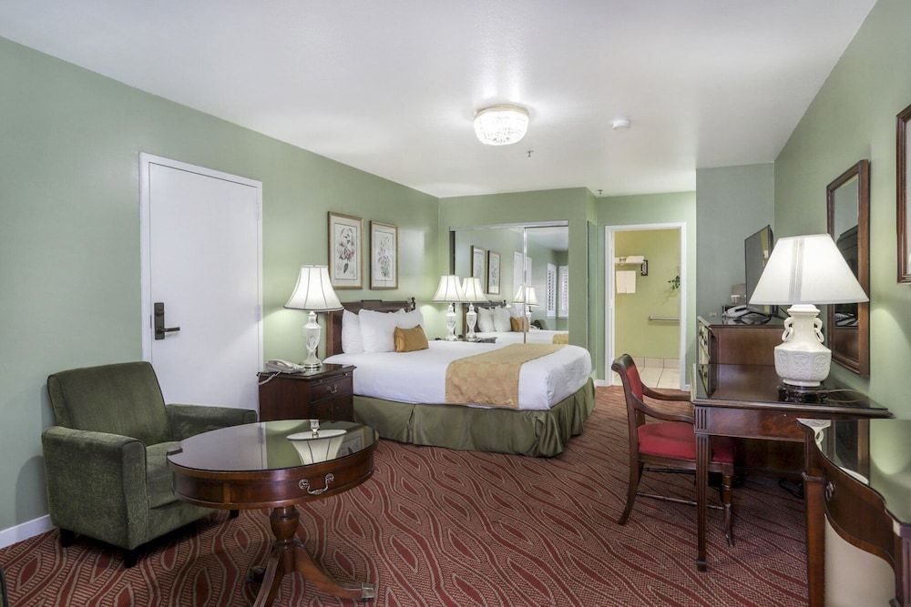 Campbell Inn Deluxe Room, 1 King Bed 6