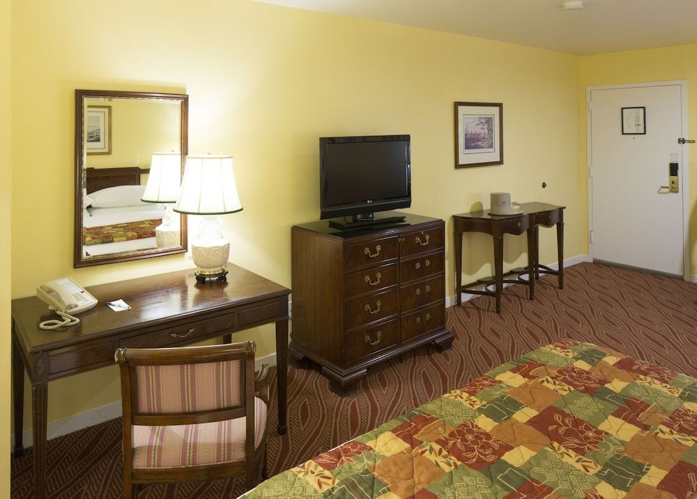 Campbell Inn Deluxe Room, 1 King Bed 5