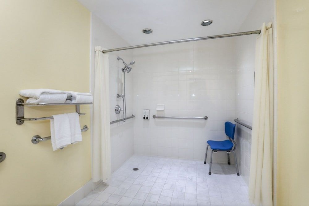 Campbell Inn Deluxe Room, 1 King Bed Assessible 3