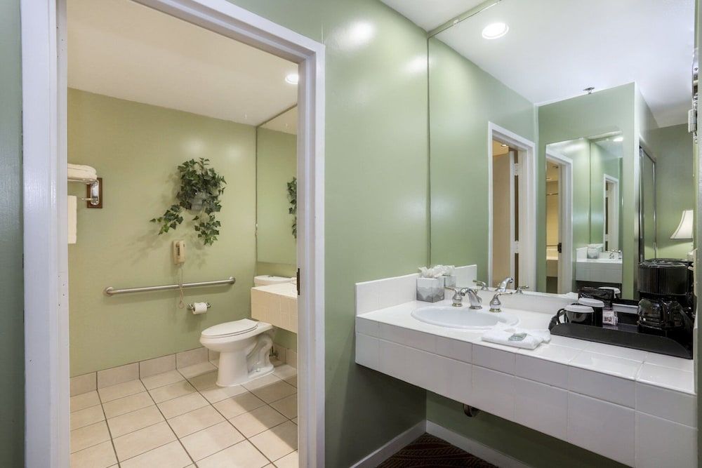 Campbell Inn Deluxe Room, 1 King Bed Assessible 2