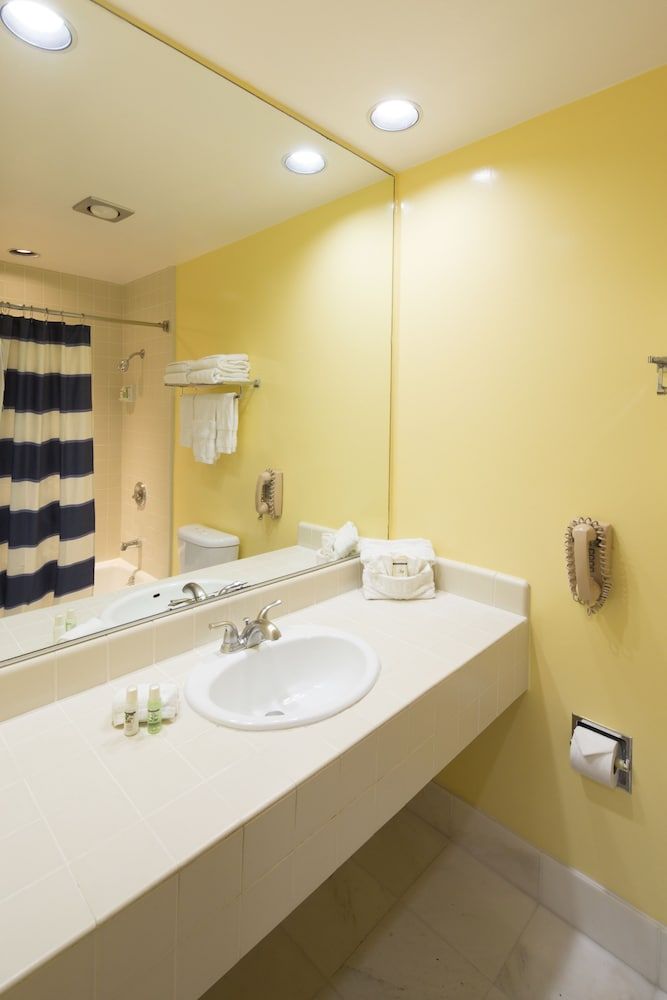 Campbell Inn Deluxe Room, 1 King Bed 4